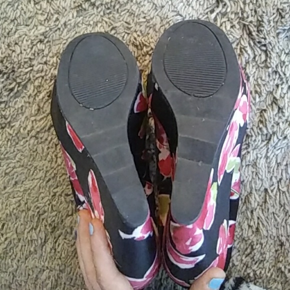 Floral butterfly pink/black wedges - Picture 3 of 3